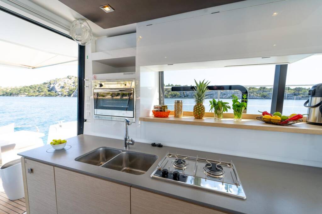 Power catamaran Fountaine Pajot MY 37 Mon Ami