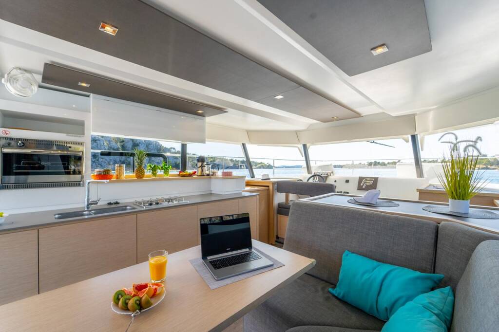 Power catamaran Fountaine Pajot MY 37 Mon Ami