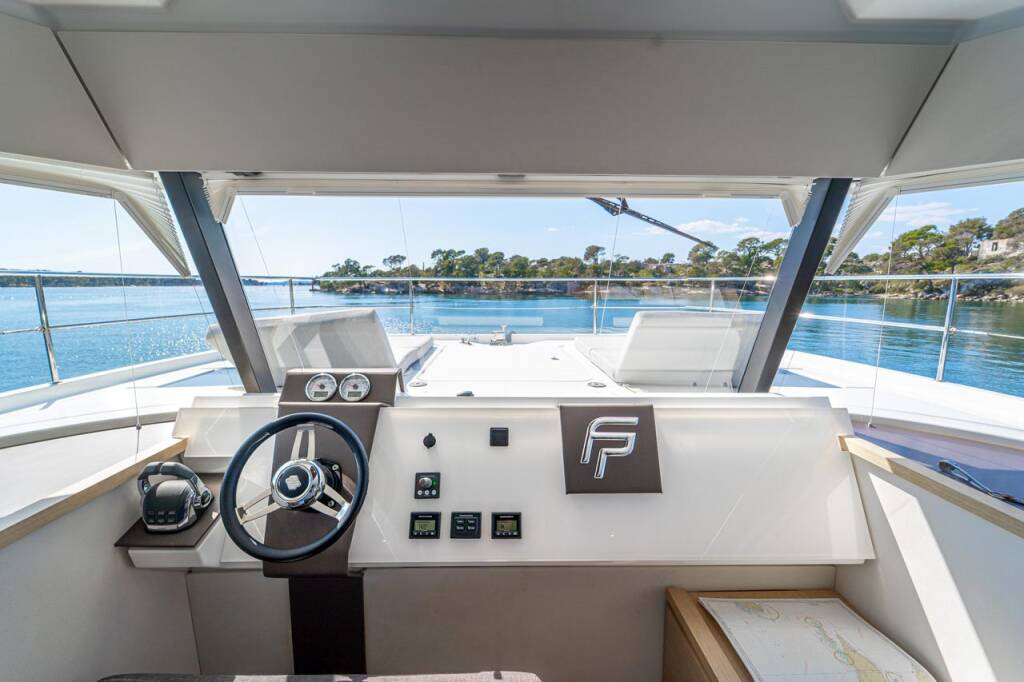 Power catamaran Fountaine Pajot MY 37 Mon Ami