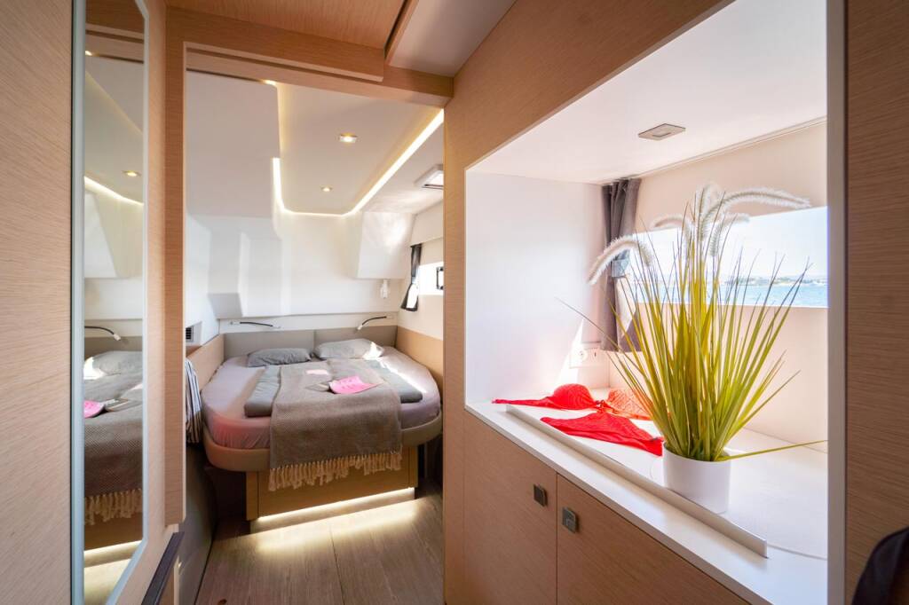 Power catamaran Fountaine Pajot MY 37 Mon Ami