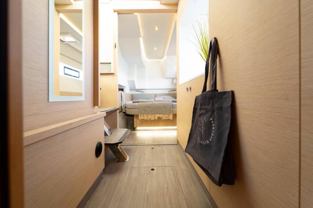 Power catamaran Fountaine Pajot MY 37 Mon Ami
