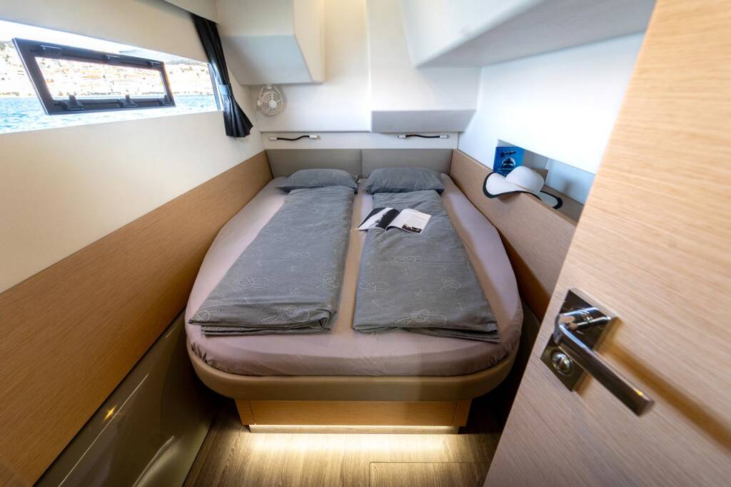 Power catamaran Fountaine Pajot MY 37 Mon Ami