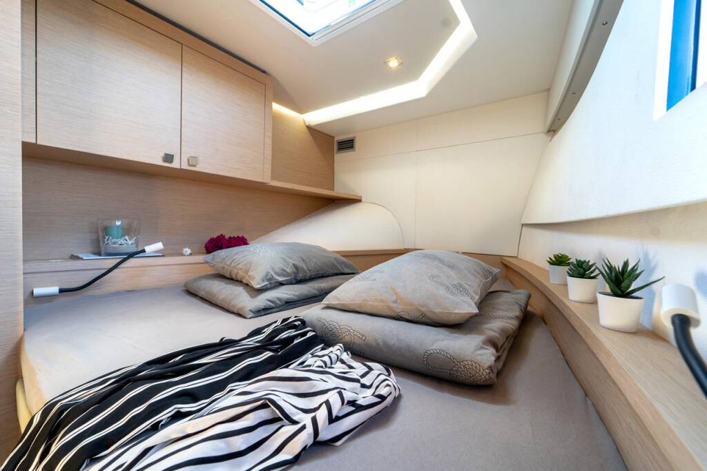 Power catamaran Fountaine Pajot MY 37 Mon Ami