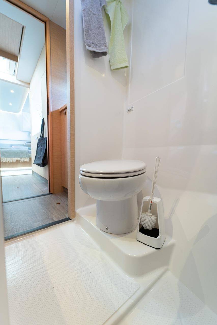 Power catamaran Fountaine Pajot MY 37 Mon Ami