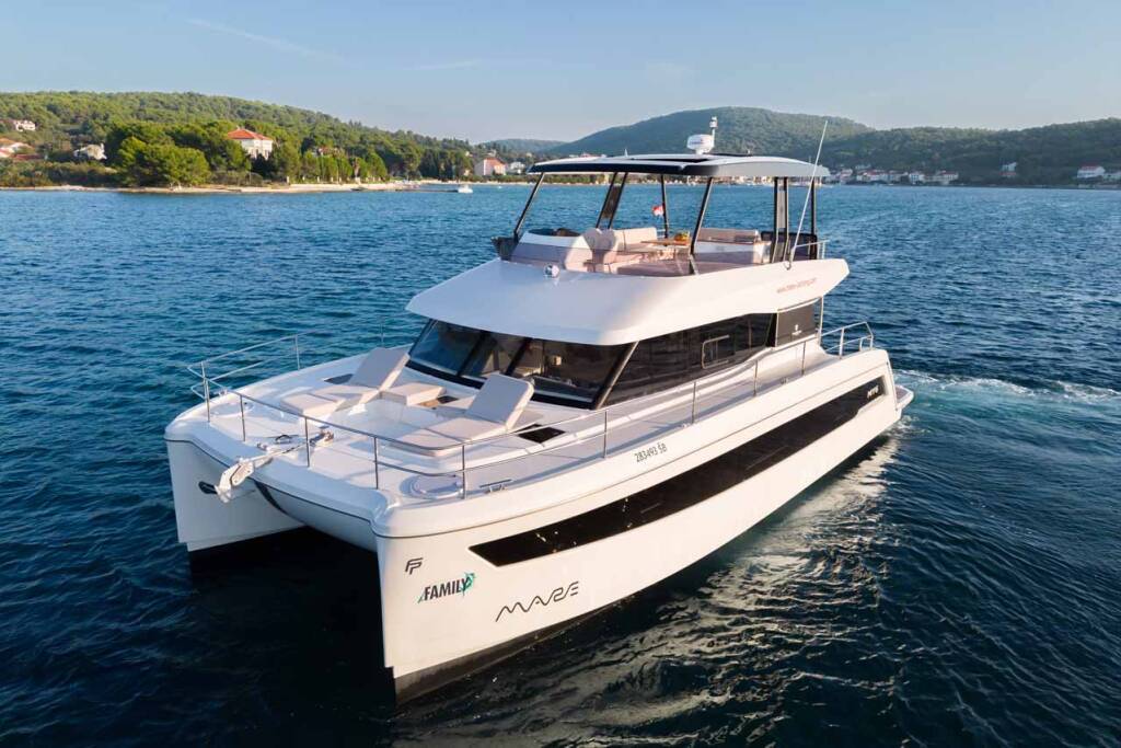 Power catamaran Fountaine Pajot MY6 Family 2.0