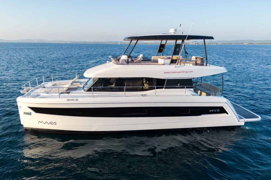 Power catamaran Fountaine Pajot MY6 Family 2.0