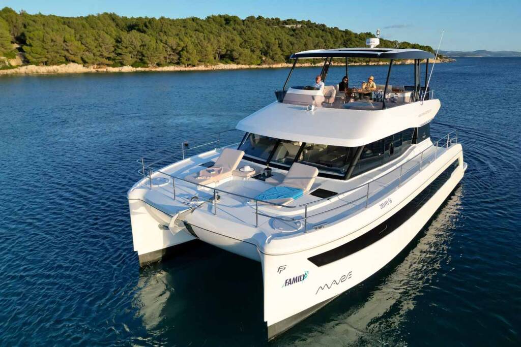Power catamaran Fountaine Pajot MY6 Family 2.0