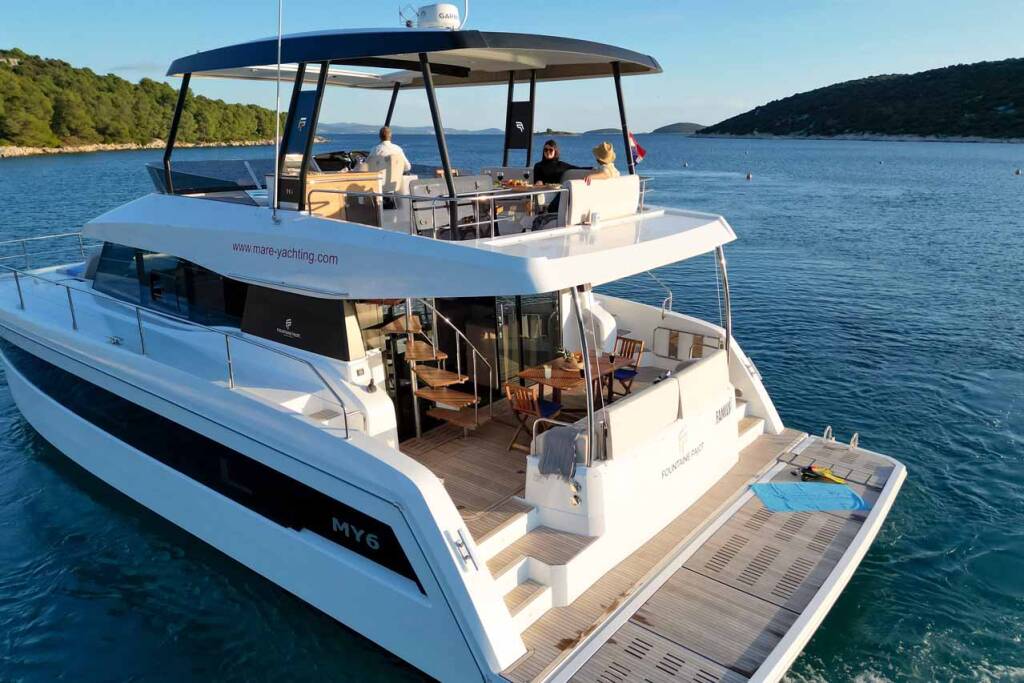 Power catamaran Fountaine Pajot MY6 Family 2.0