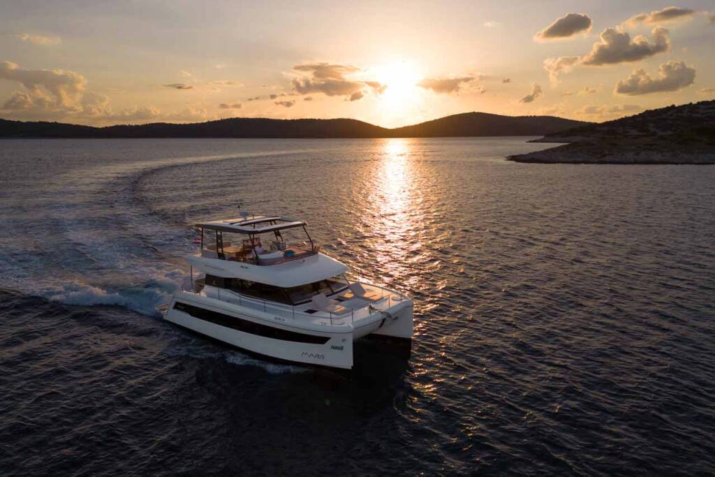 Power catamaran Fountaine Pajot MY6 Family 2.0