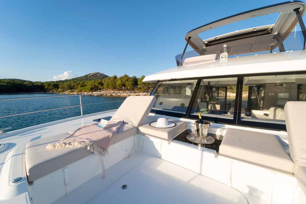 Power catamaran Fountaine Pajot MY6 Family 2.0