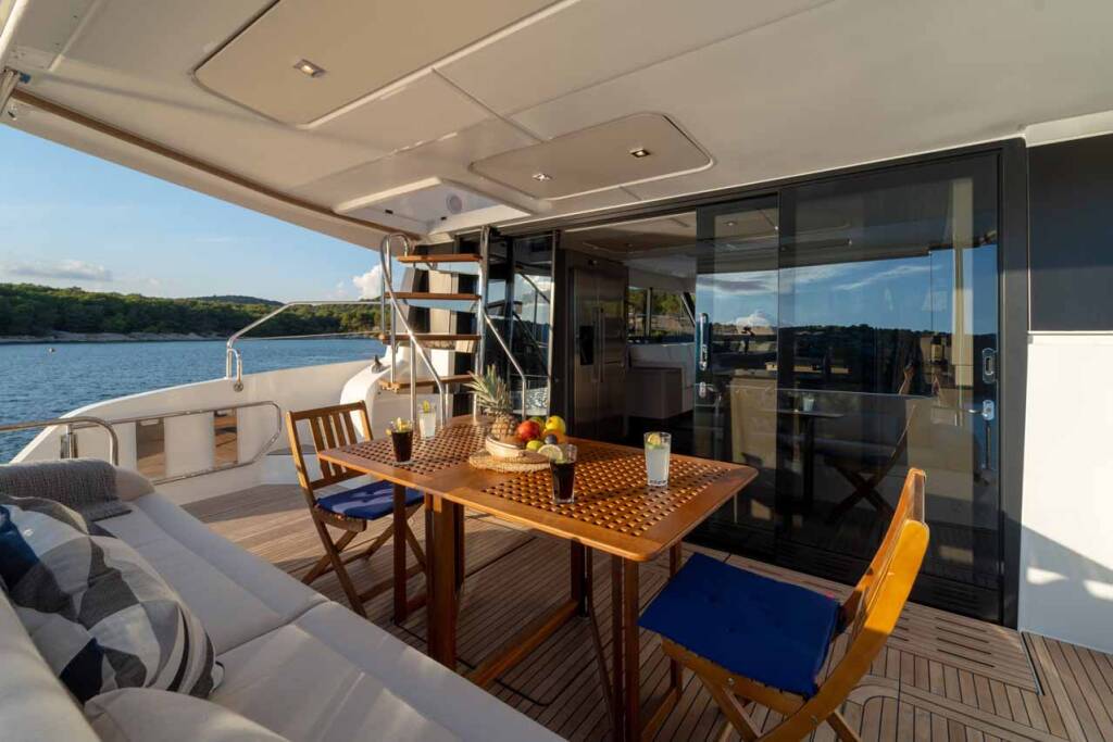 Power catamaran Fountaine Pajot MY6 Family 2.0