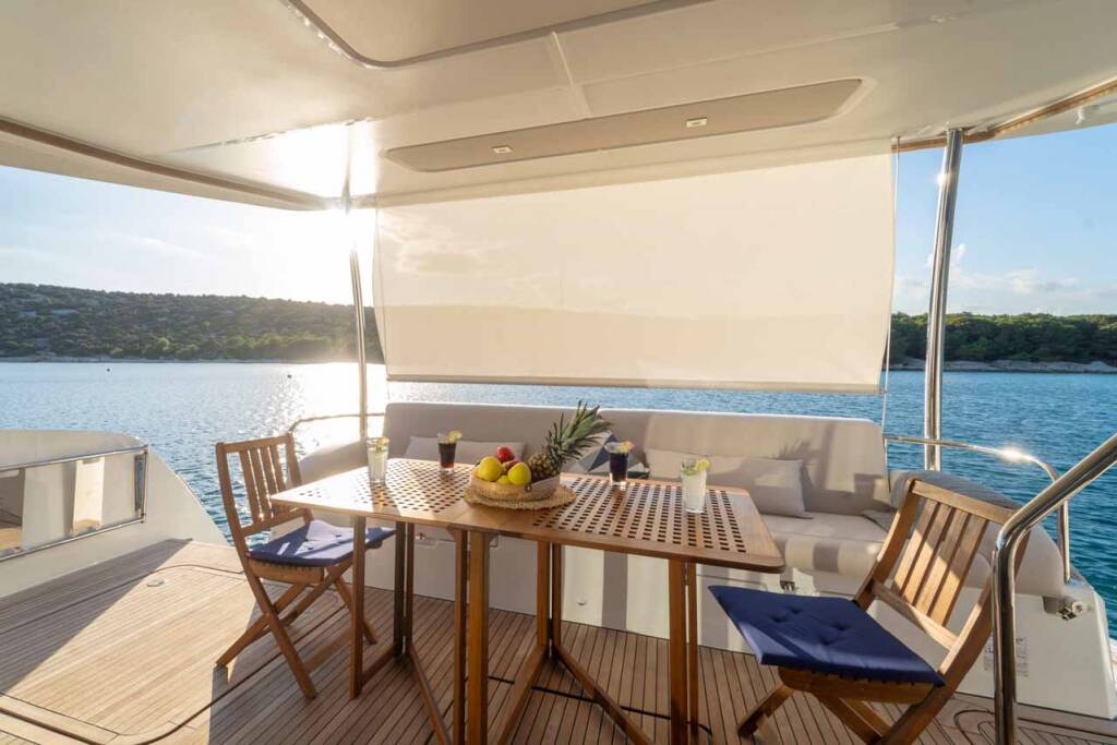 Power catamaran Fountaine Pajot MY6 Family 2.0