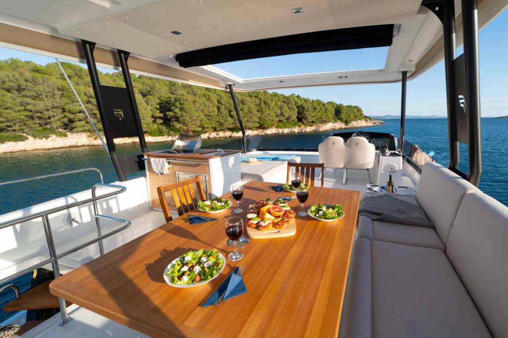 Power catamaran Fountaine Pajot MY6 Family 2.0