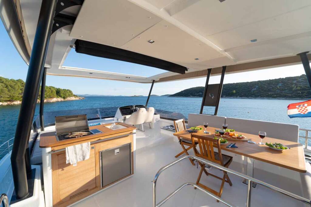 Power catamaran Fountaine Pajot MY6 Family 2.0