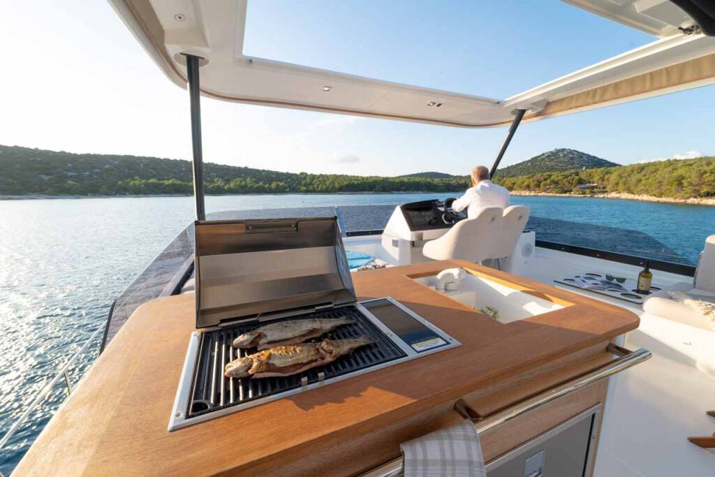 Power catamaran Fountaine Pajot MY6 Family 2.0