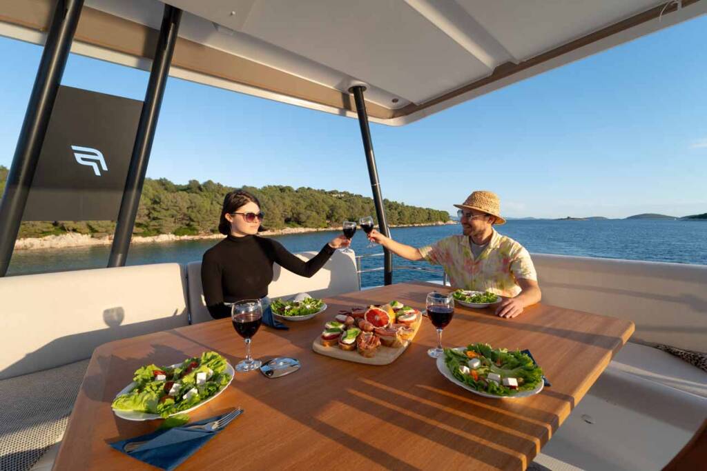 Power catamaran Fountaine Pajot MY6 Family 2.0