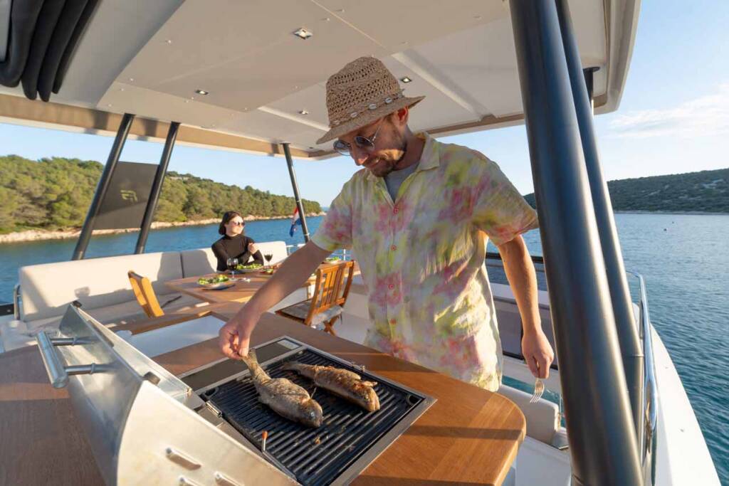 Power catamaran Fountaine Pajot MY6 Family 2.0