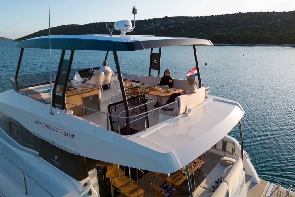 Power catamaran Fountaine Pajot MY6 Family 2.0