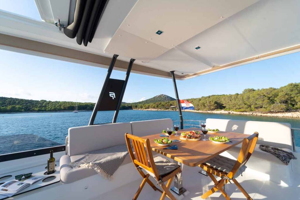 Power catamaran Fountaine Pajot MY6 Family 2.0