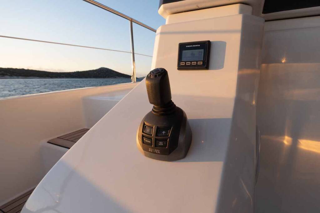 Power catamaran Fountaine Pajot MY6 Family 2.0