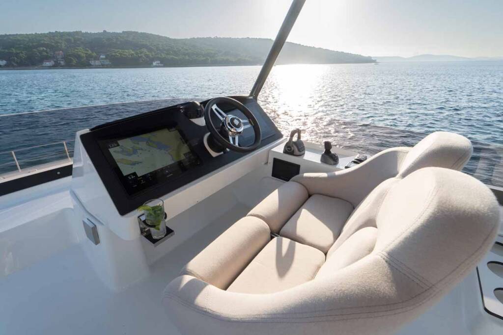 Power catamaran Fountaine Pajot MY6 Family 2.0