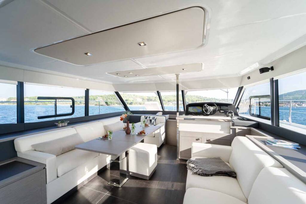 Power catamaran Fountaine Pajot MY6 Family 2.0