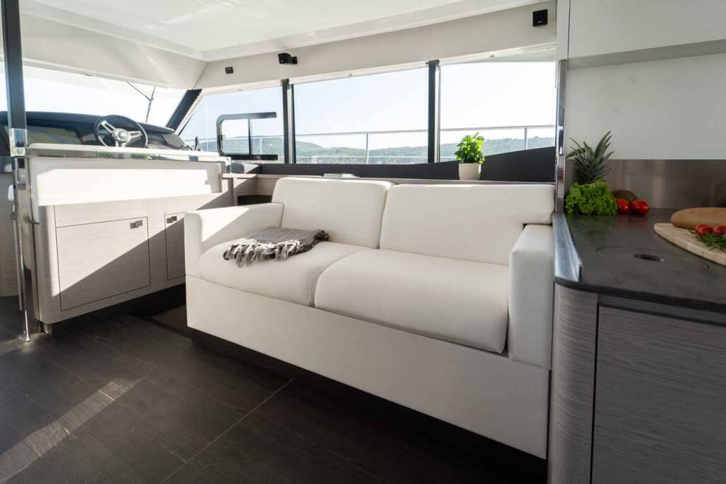 Power catamaran Fountaine Pajot MY6 Family 2.0