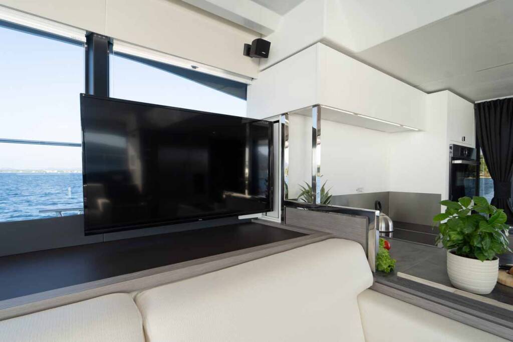 Power catamaran Fountaine Pajot MY6 Family 2.0