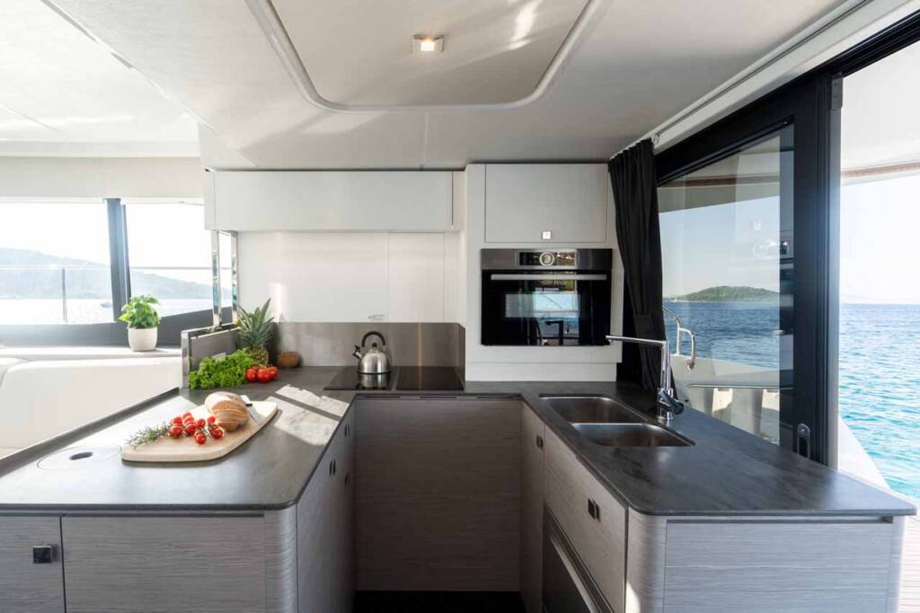 Power catamaran Fountaine Pajot MY6 Family 2.0