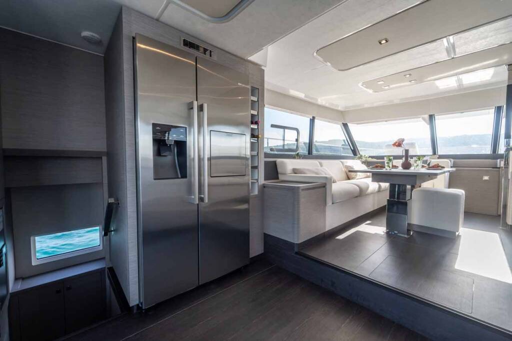 Power catamaran Fountaine Pajot MY6 Family 2.0