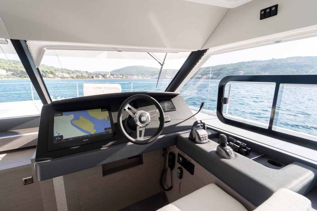 Power catamaran Fountaine Pajot MY6 Family 2.0