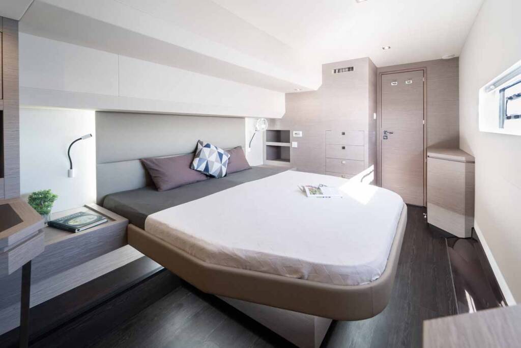Power catamaran Fountaine Pajot MY6 Family 2.0