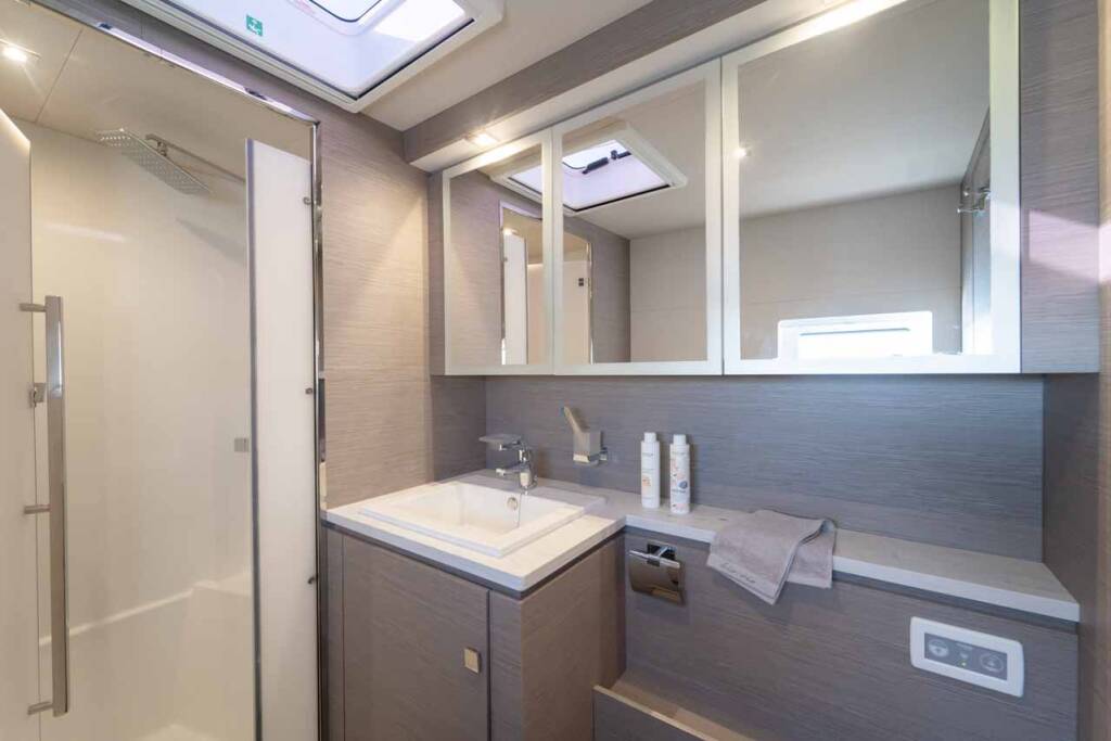 Power catamaran Fountaine Pajot MY6 Family 2.0