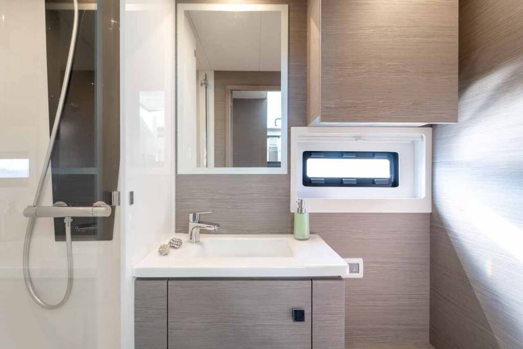 Power catamaran Fountaine Pajot MY6 Family 2.0