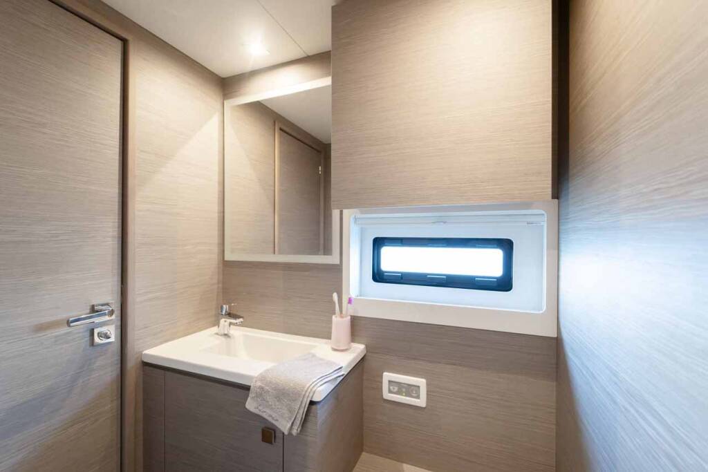 Power catamaran Fountaine Pajot MY6 Family 2.0