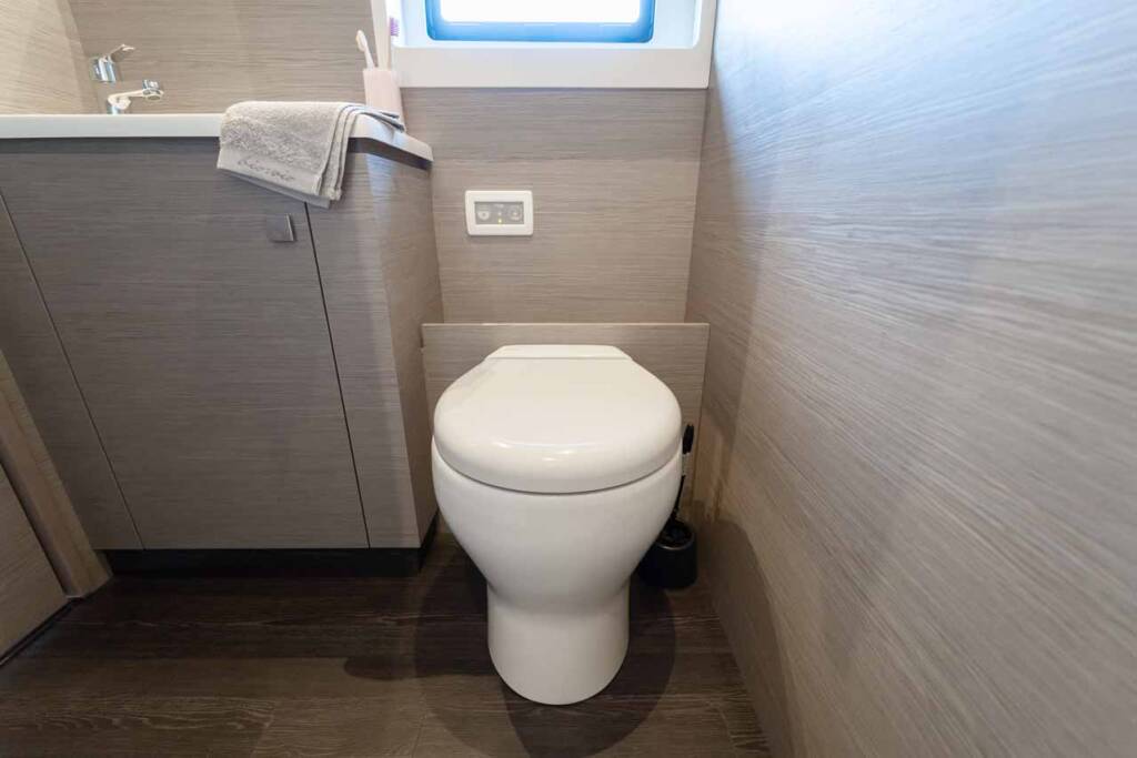Power catamaran Fountaine Pajot MY6 Family 2.0