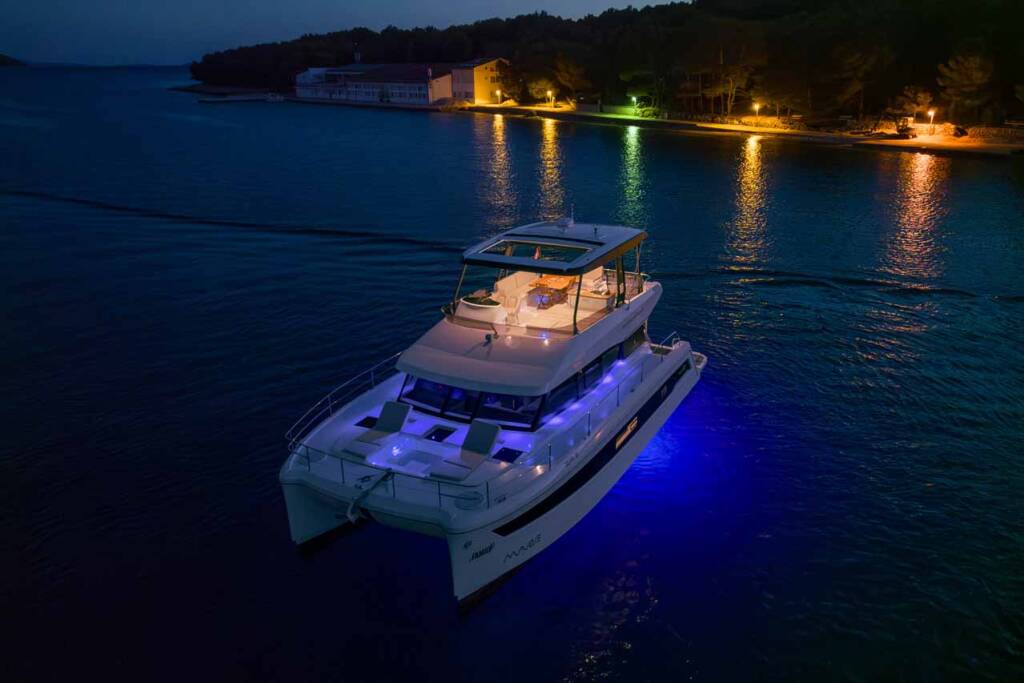 Power catamaran Fountaine Pajot MY6 Family 2.0