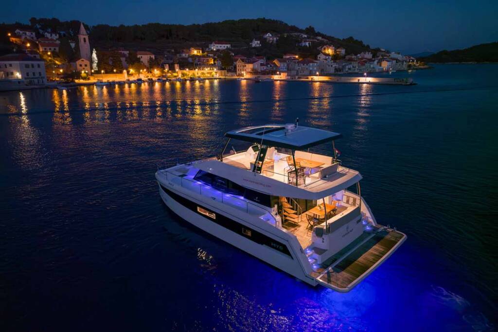 Power catamaran Fountaine Pajot MY6 Family 2.0