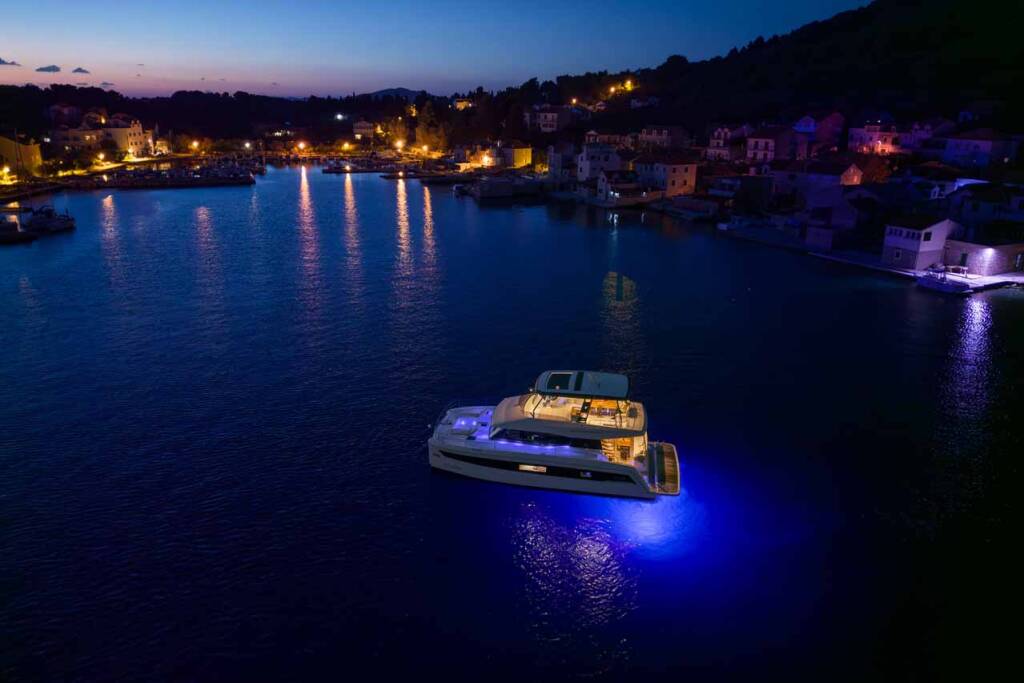 Power catamaran Fountaine Pajot MY6 Family 2.0
