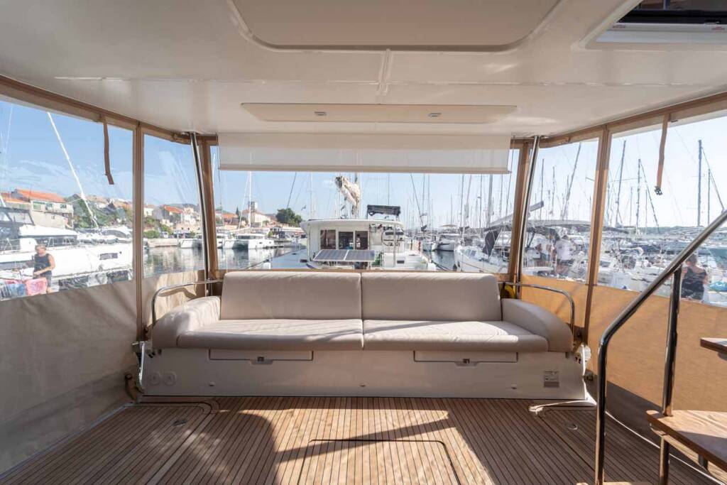 Power catamaran Fountaine Pajot MY6 Family 2.0