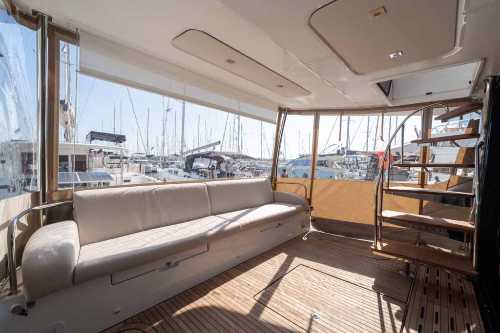 Power catamaran Fountaine Pajot MY6 Family 2.0