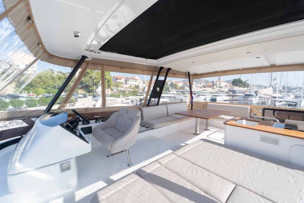 Power catamaran Fountaine Pajot MY6 Family 2.0
