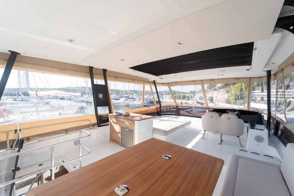 Power catamaran Fountaine Pajot MY6 Family 2.0