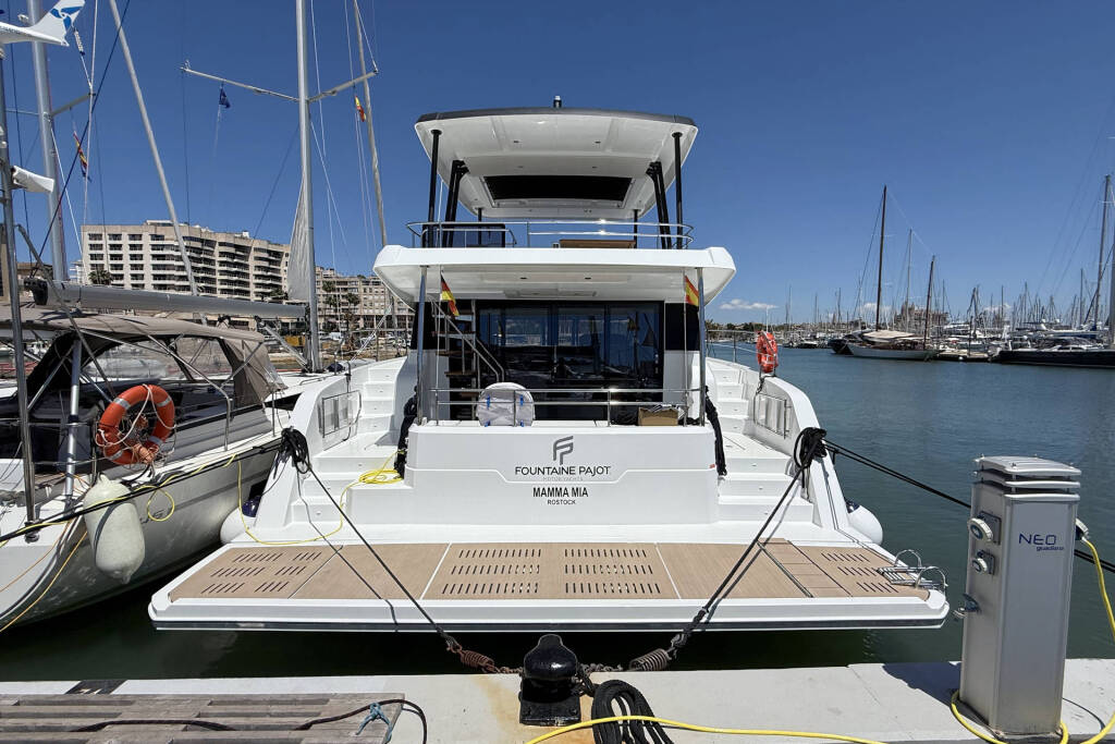 Power catamaran Fountaine Pajot MY6 Mamma Mia