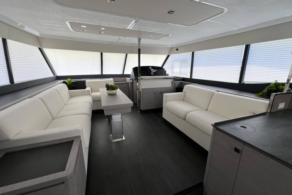 Power catamaran Fountaine Pajot MY6 Mamma Mia