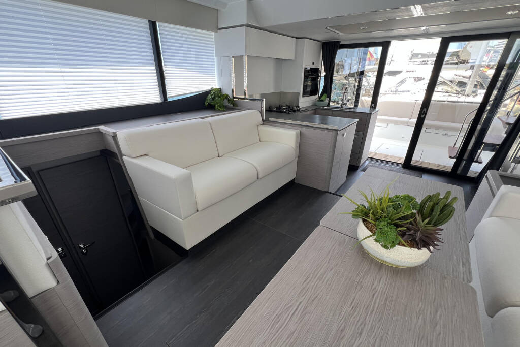 Power catamaran Fountaine Pajot MY6 Mamma Mia