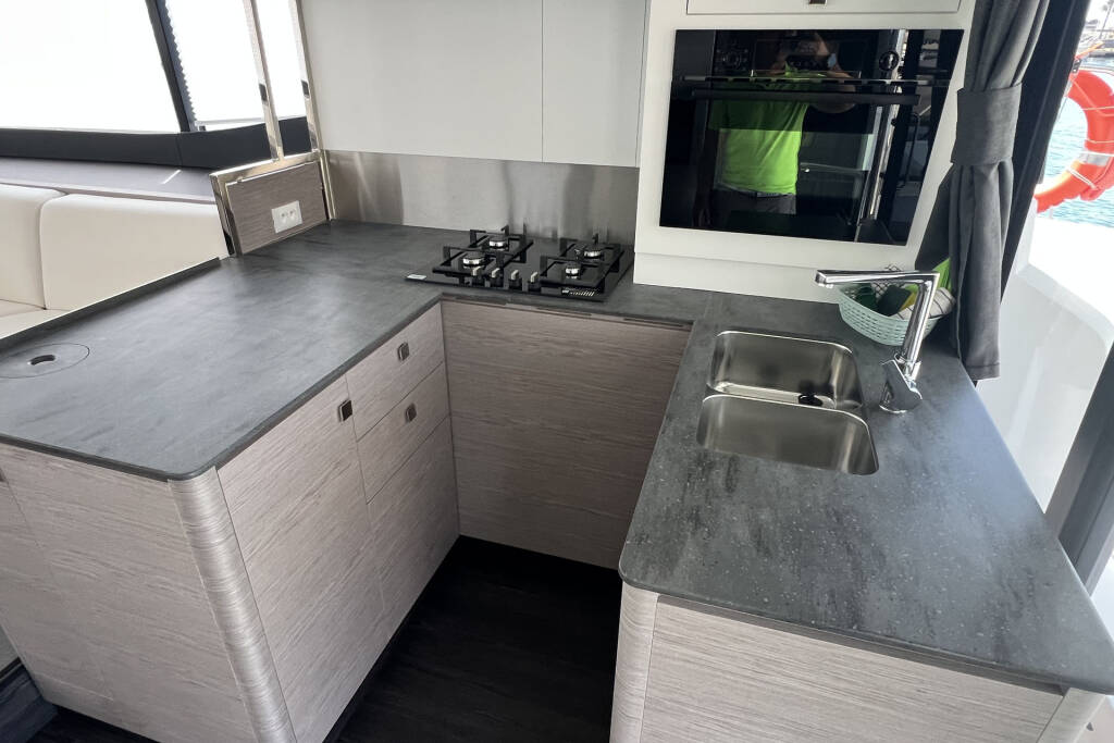 Power catamaran Fountaine Pajot MY6 Mamma Mia