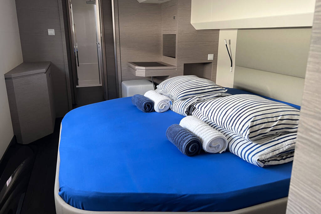 Power catamaran Fountaine Pajot MY6 Mamma Mia