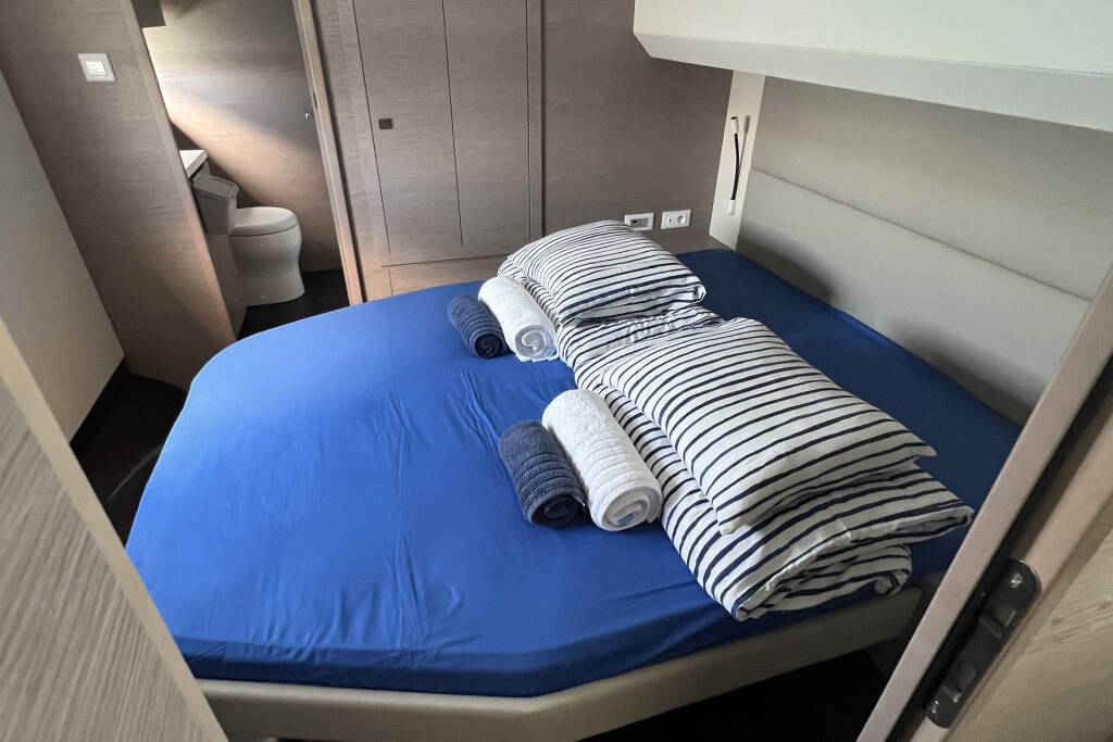 Power catamaran Fountaine Pajot MY6 Mamma Mia
