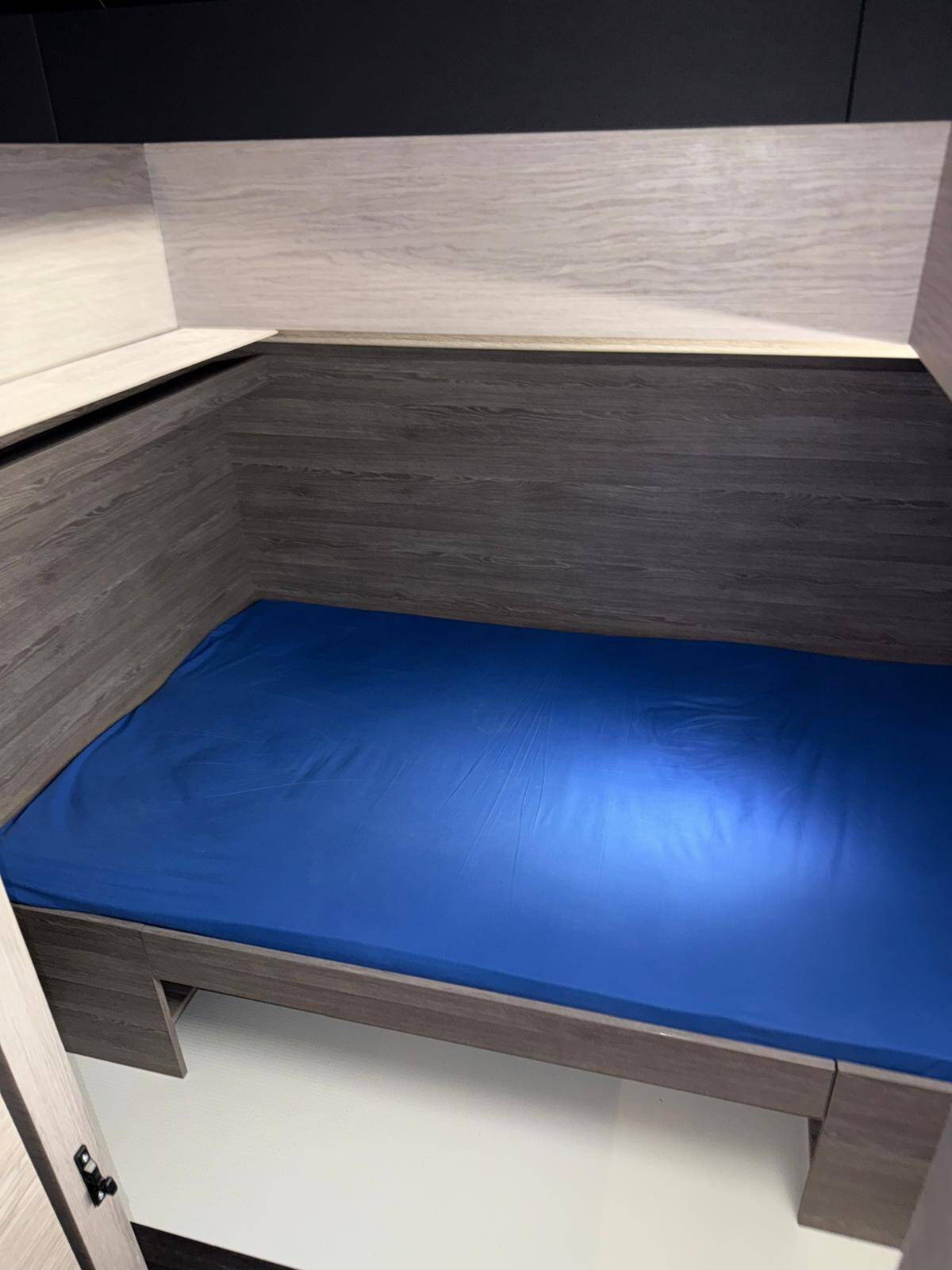 Power catamaran Fountaine Pajot MY6 Mamma Mia